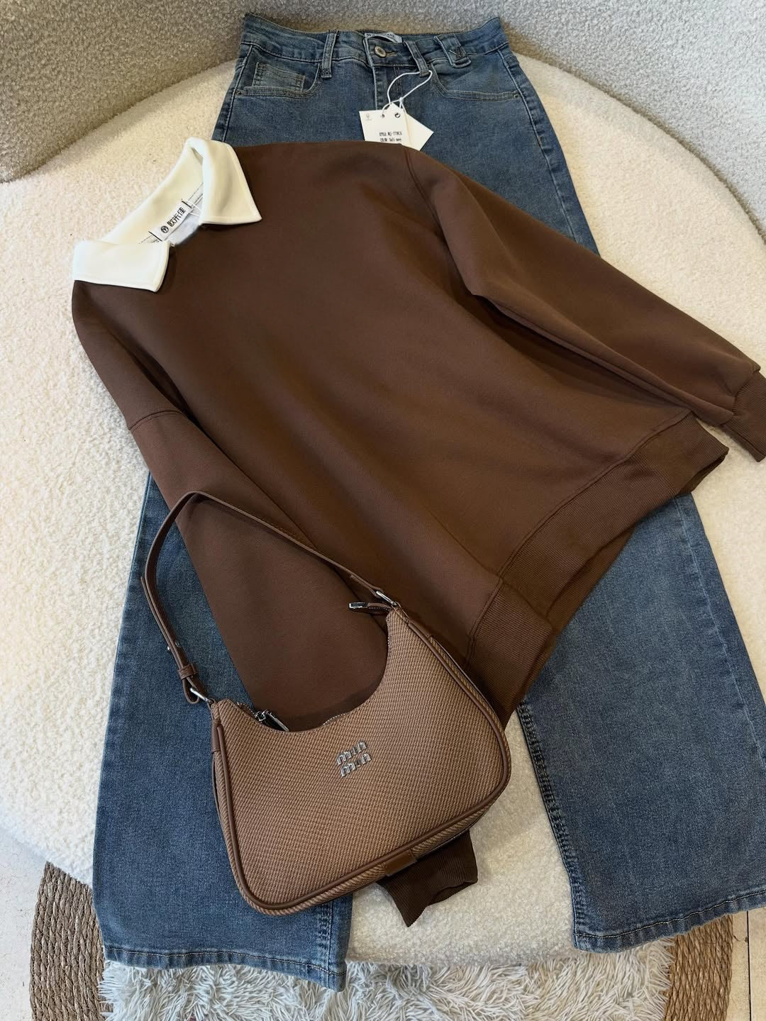 Brown collar sweatshirt with jeans